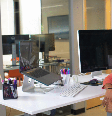 How Ergonomic Standing Desks Revolutionize Workspaces