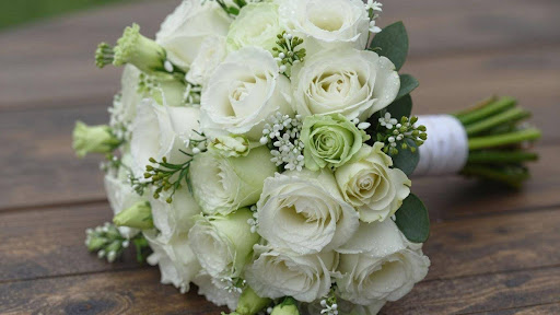 The Pros and Cons of Silk Wedding Flowers vs Fresh Florals for Indiana Weddings
